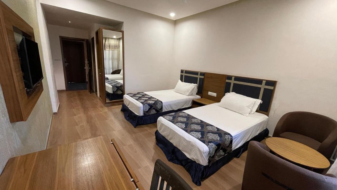 Heaven 7 Hotel & Resort Himatnagar エクステリア 写真