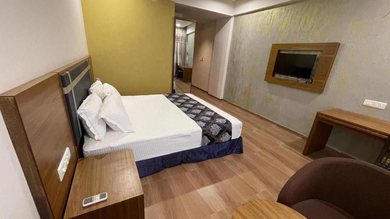 Heaven 7 Hotel & Resort Himatnagar エクステリア 写真
