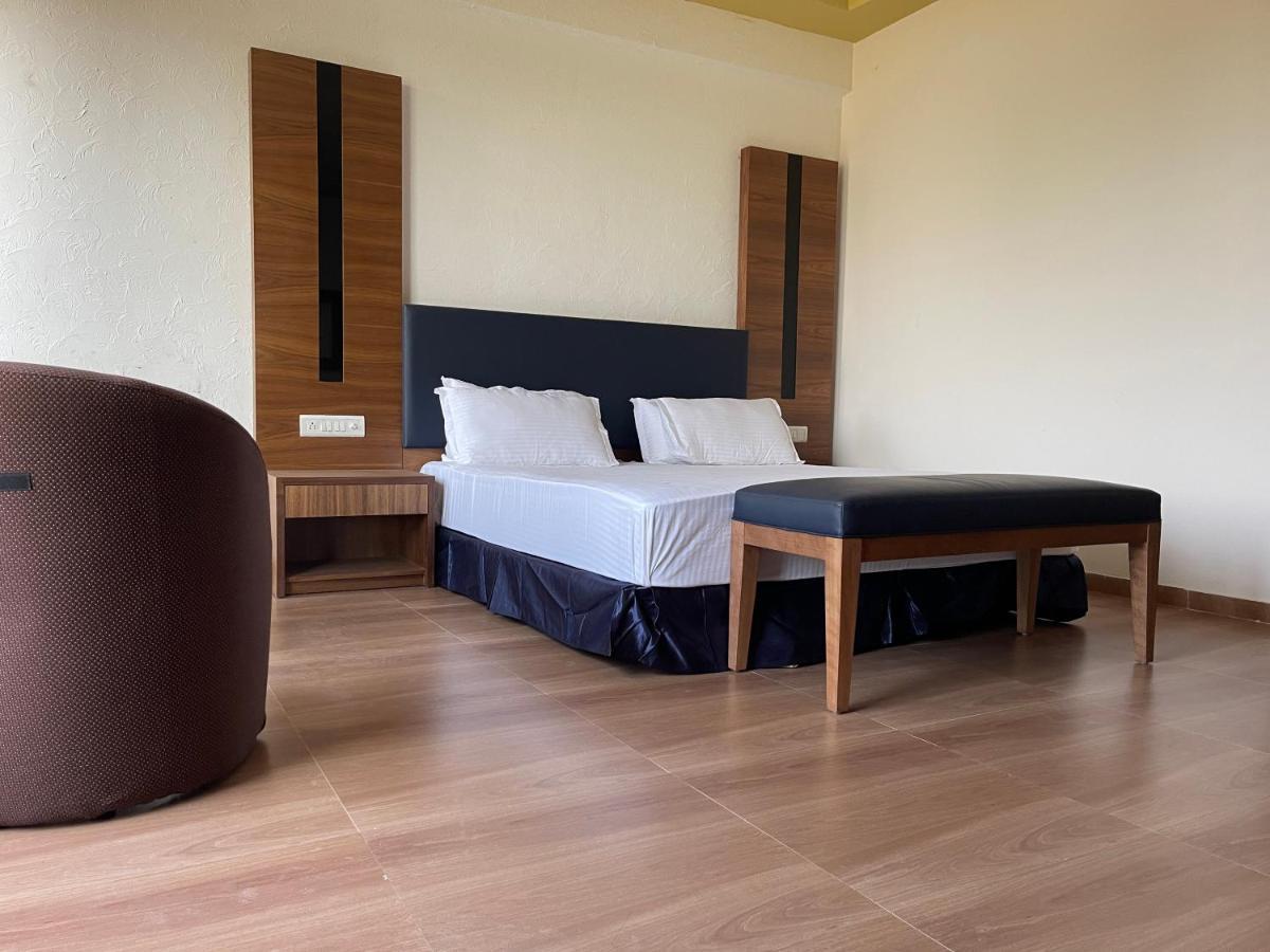 Heaven 7 Hotel & Resort Himatnagar エクステリア 写真
