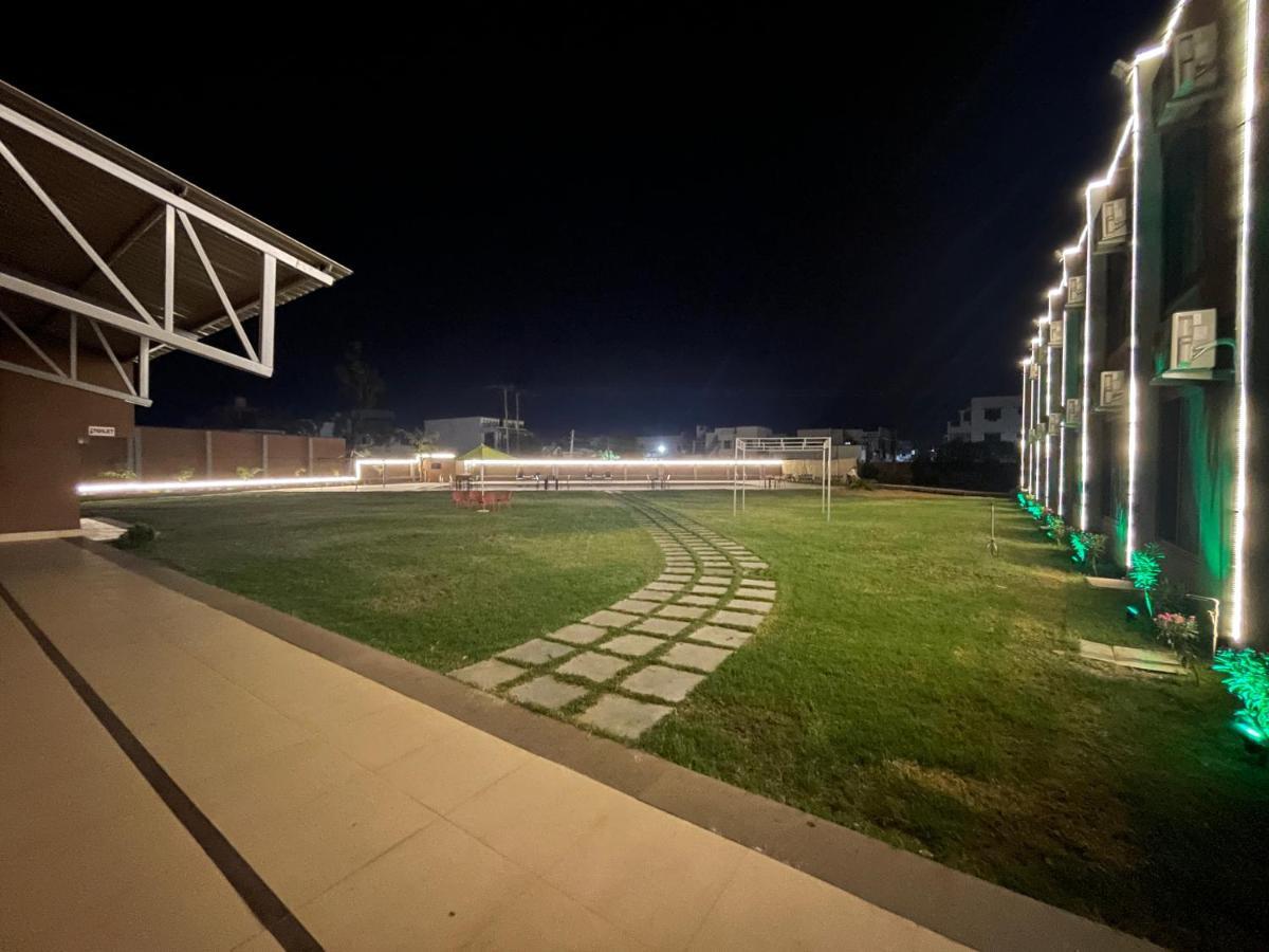 Heaven 7 Hotel & Resort Himatnagar エクステリア 写真