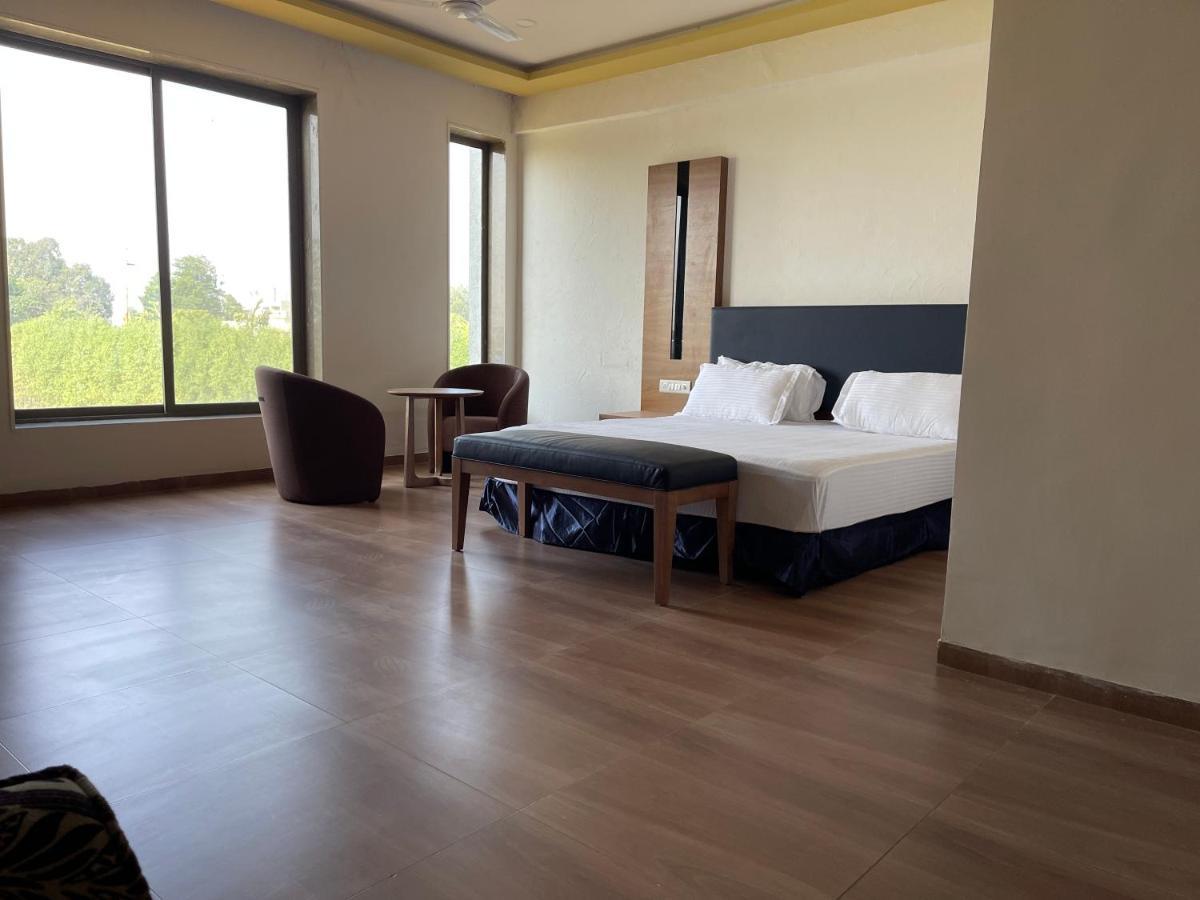 Heaven 7 Hotel & Resort Himatnagar エクステリア 写真