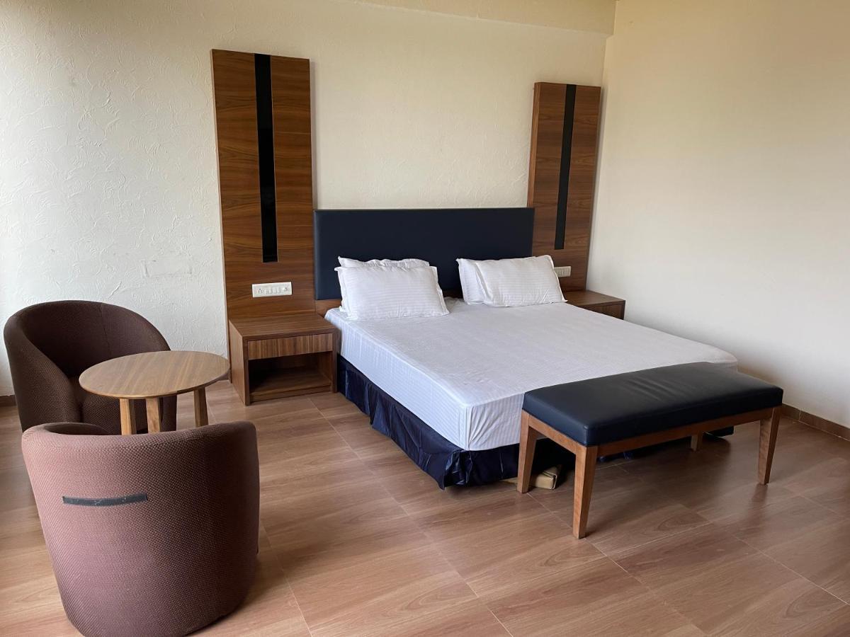 Heaven 7 Hotel & Resort Himatnagar エクステリア 写真