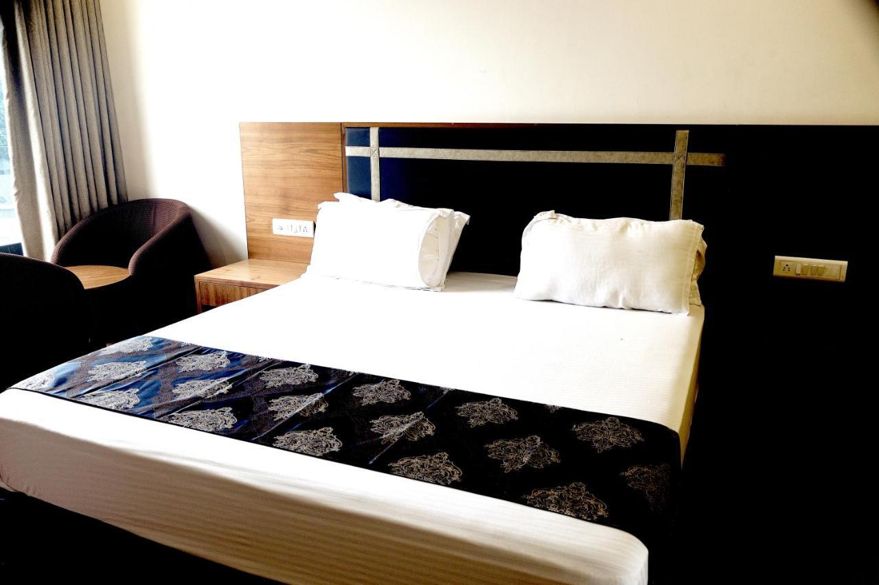 Heaven 7 Hotel & Resort Himatnagar エクステリア 写真